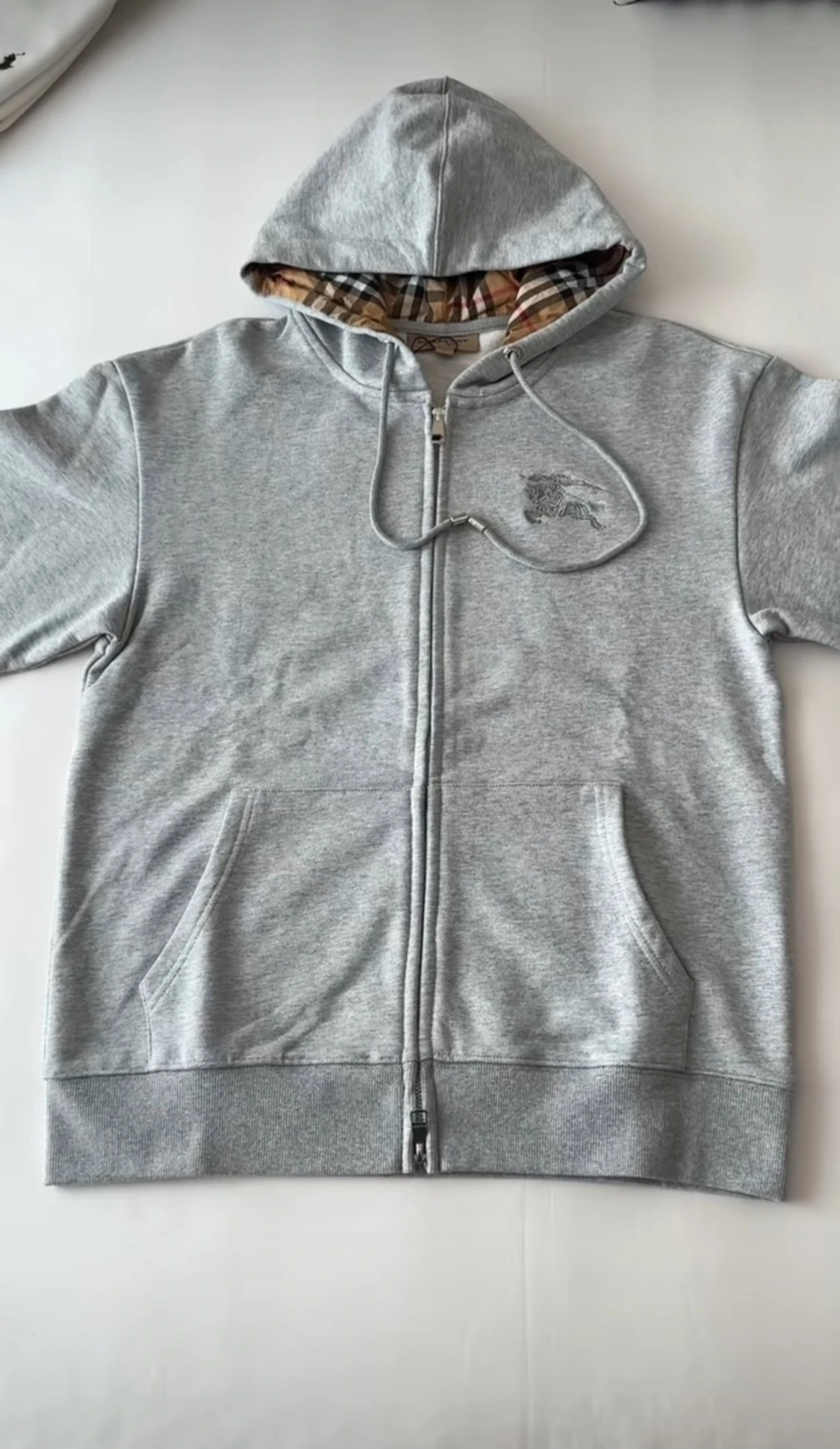 Grå hoodie från Burberry med dragkedja