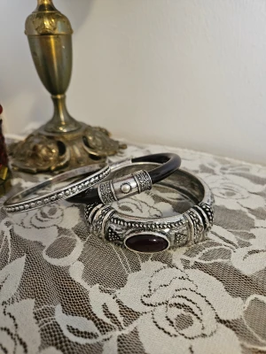Ursnygga bangles/armband i silver och rött från Bershka  - Säljer dessa ursnygga armbanden från Bershka då de tyvärr är för stora (har ganska smala handleder). Originellt köpta för 220kr men är villig att sälja de för 190 kr. 