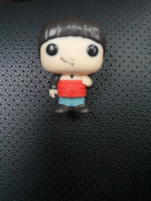 Stranger Things Kinder Joy Figur - Samlarfigur från Stranger Things, Will svårast och få, erhållen från Kinder Joy. Figuren är i gott skick, med tydliga färger och inga synliga skador. Perfekt för fans av serien eller som leksak. Kompakt storlek, lätt att samla och visa upp.