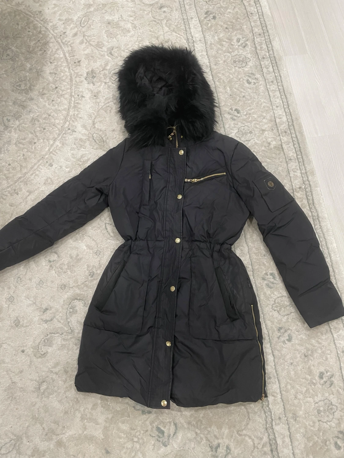 Svart parkas från Hollies med äkta päls.