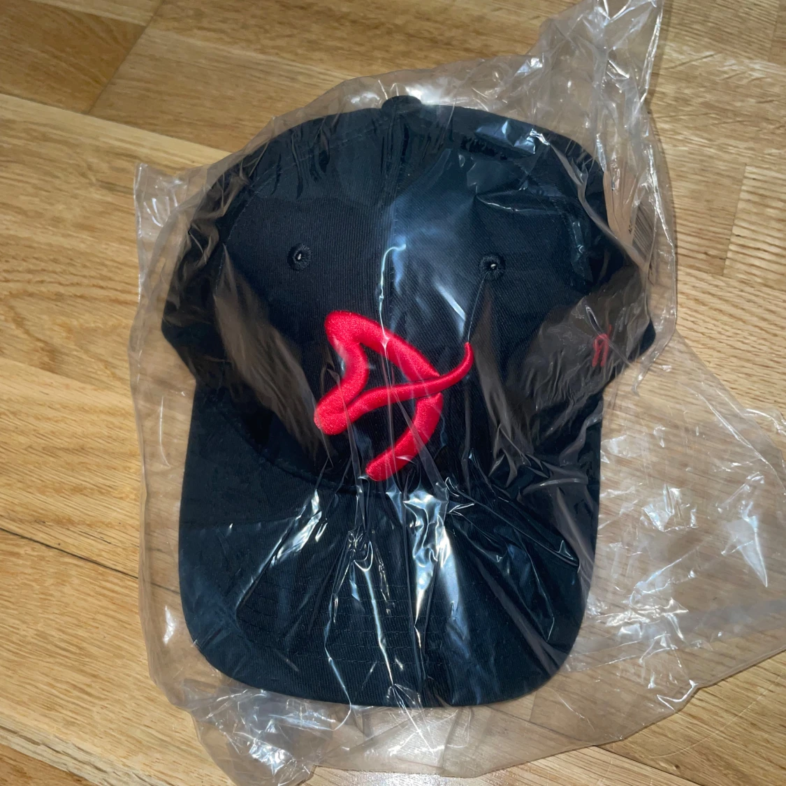 Svart keps från Arozzi med röd logga - 3