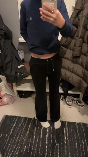 svarta juicy couture - supersnygga juicy couture i storlek 10/11!! plus såå sköna kvaliteten och skicket är på topp!! säljer pga att de är för små!! skriv om ni vill ha fler bilder💞 #juicecouture #svartajuicecouture #svartamjukis #sellout #alltidbilligt #plicksellout