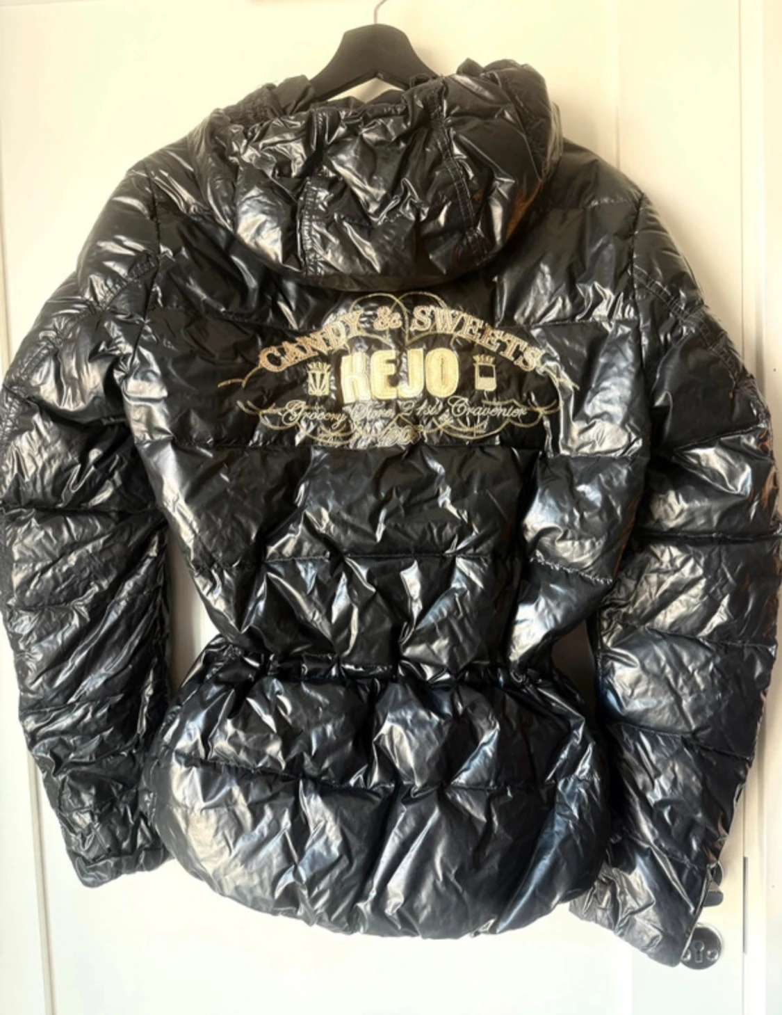 Dun pufferjacka från Kejo med brodyr