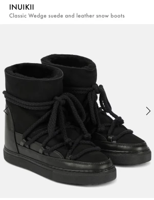 Svarta Inuikii Classic Wedge sneaker - Svarta Inuikii Classic Wedge boots i mocka och skinn med grova snören och rund tå. 