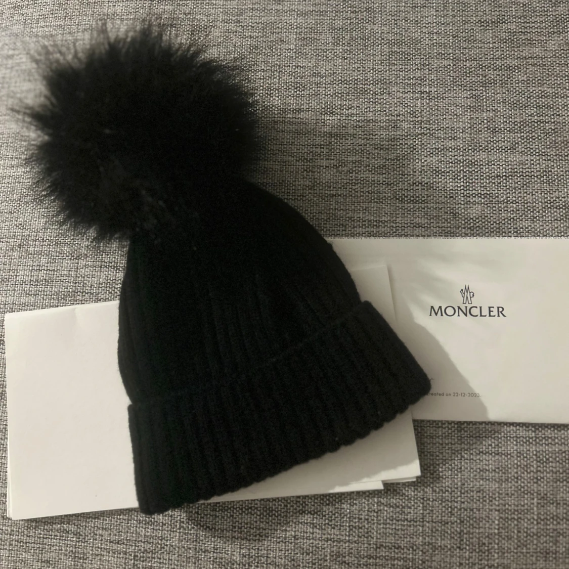 Svart Moncler mössa med pälsboll barn size - 1