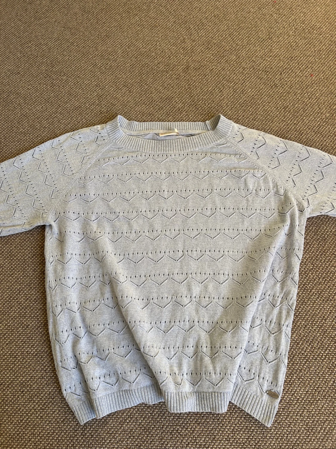 Ljusgrå stickad tröja från Dobber