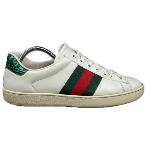 Gucci ace - Ett par Gucci ace i fint skick. Dessa är väldigt populära och perfekta till vintern! Priset ligger på 1599 (steal) och är diskuterbart! Hör av er vid frågor!