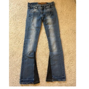 Coola jeans - Snygga jeans som jag sytt om till bootcut!!😇 Man ser inte o täbker inte på sömmarna när man har på sig dom men dom man kollar nära så ser man att drt är sytt. Annars assnygg och coola men tyvärr för smår för mig😔. Skriv om ni har frågor! Jag är 172 för preferens💕