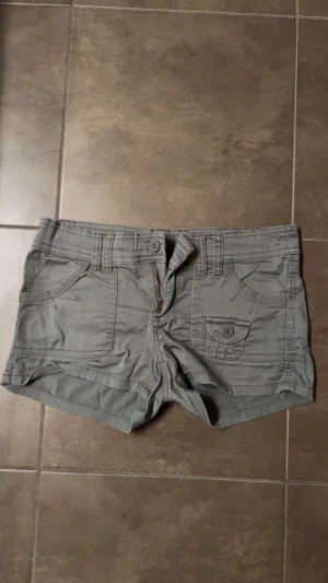 Lågmidjade shorts  - Xxs/xs. Militär grön färg. SUPERSNYGGAA!!