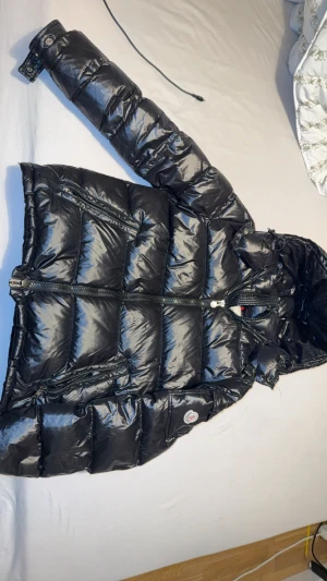 Svart Moncler pufferjacka med huva -  Moncler jacka som jag vill sälja eftersom jag vill köpa en ny jacka. Bra kvalitet. Skriv för mer bilder. Ge gärna prisförslag 