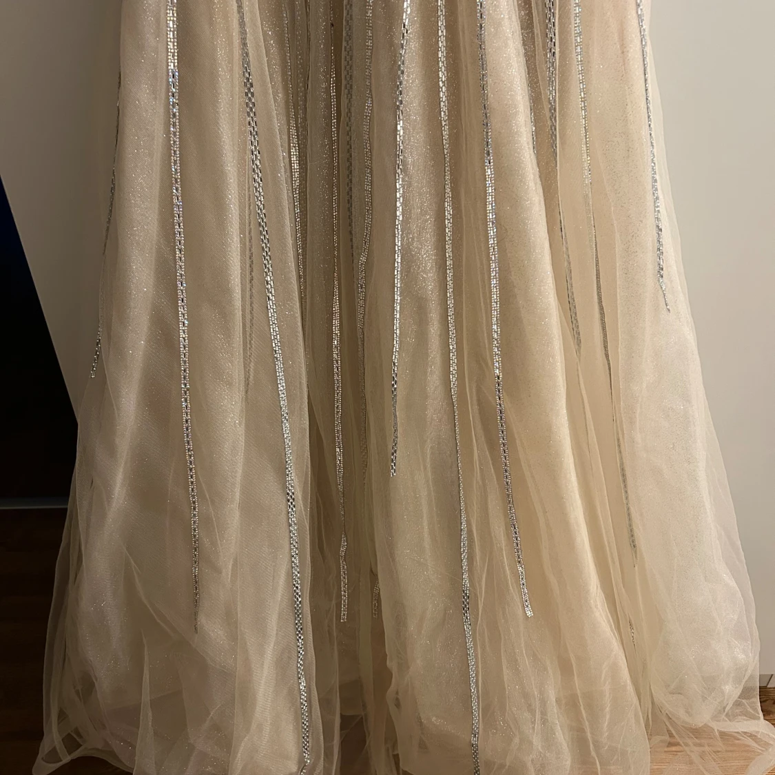 Champagnefärgad långklänning med glitter