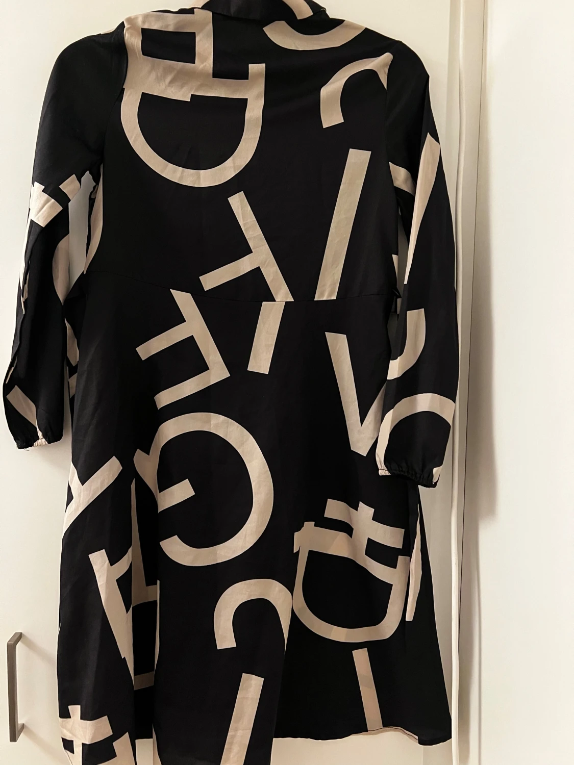 Svart skjortklänning med beige print - 5