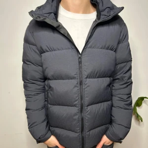 J.lindeberg Vinterjacka - Grå vinterjacka från J.lindeberg i strl XL (fits L) • Väldigt bra skick! • Nypris: ~4600kr • mitt pris: 1900kr • Modellen på bilden är 188 cm och väger 75kg • Tveka inte på att skriva vid eventuella frågor eller funderingar!