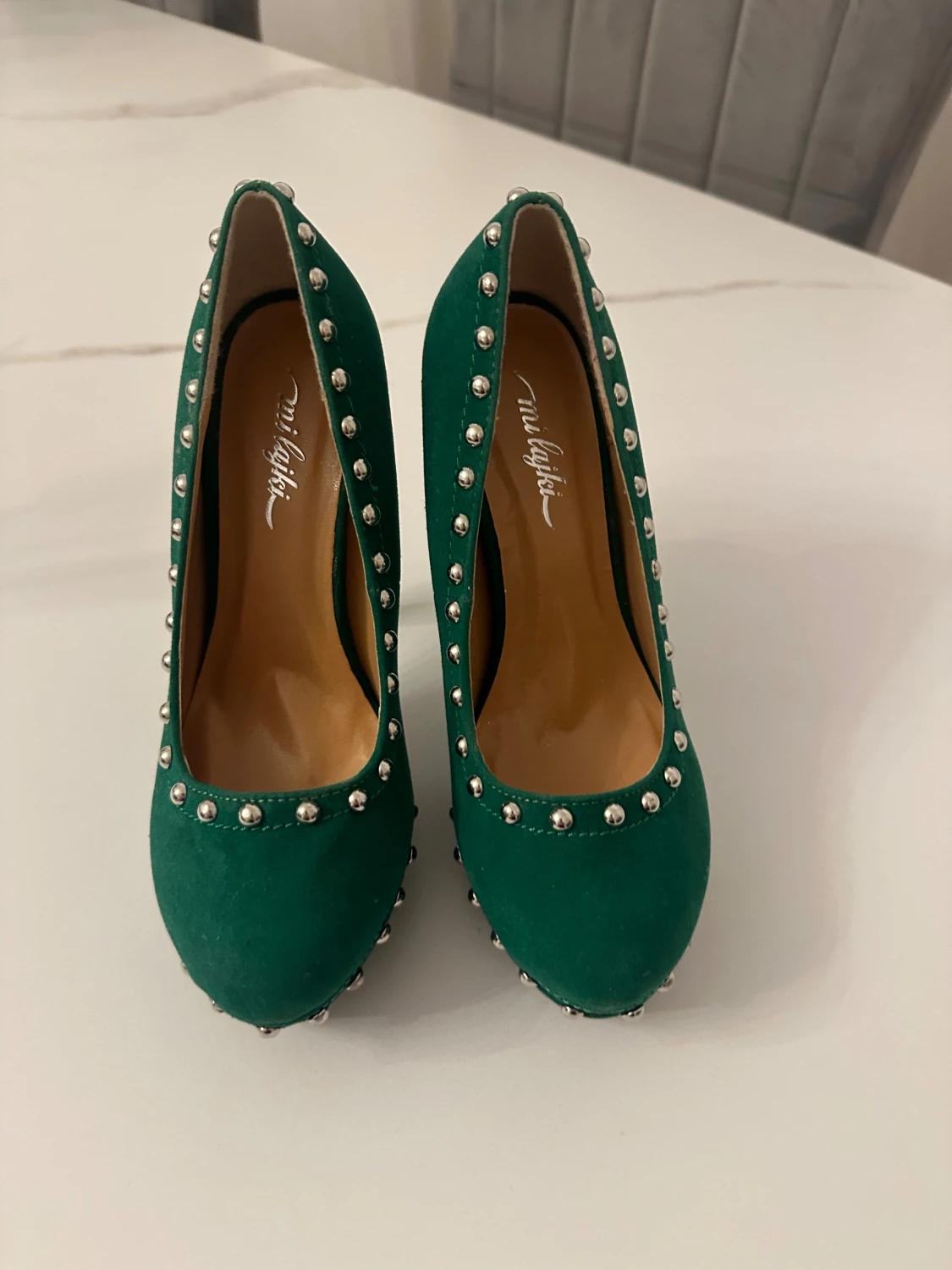 Gröna pumps med nitar och hög klack - 1