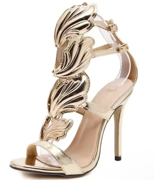 Guldiga sandaler med hög klack - Unika sandaler i metallic guld med höga klackar och öppen tå. Snygga detaljer i form av stora, blanka blad framtill och dubbla spännen runt ankeln. Perfekta för dig som vill sticka ut med en glamorös look.