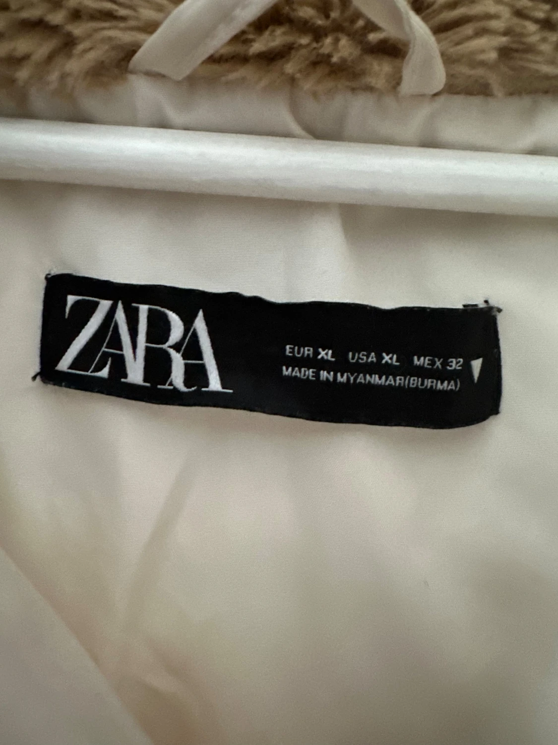 Vit pufferjacka med fuskpäls från Zara - 2