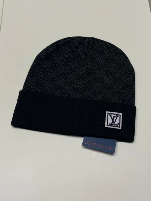 Lv Mössa - Helt ny mössa aldrig använd. Storlek: One size. Snabb frakt (inom 24h) Skriv gärna vid fler frågor. Kan även mötas i Stockholm.