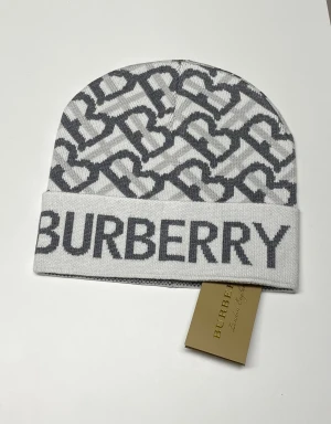 Burberry Mössa - Helt ny mössa aldrig använd. Storlek: One size. Snabb frakt (inom 24h) Skriv gärna vid fler frågor. Kan även mötas i Stockholm.