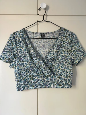Blommig topp - Väldigt fin, använd 1 gång!