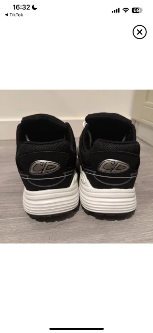 Svarta Dior B30 sneakers med box - Säljer ett par svarta Dior B30 sneakers med vita och silverdetaljer, tydlig CD-logga på sidan och bak, samt vita snören. Kan sänka priset vid snabb affär 