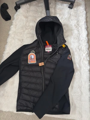 Parajumpers cardigan  - Säljer en svart pufferjacka från Parajumpers i storlek S. Ni kommer inte att hitta en bättre än min för det priset jag har, helt ny. 