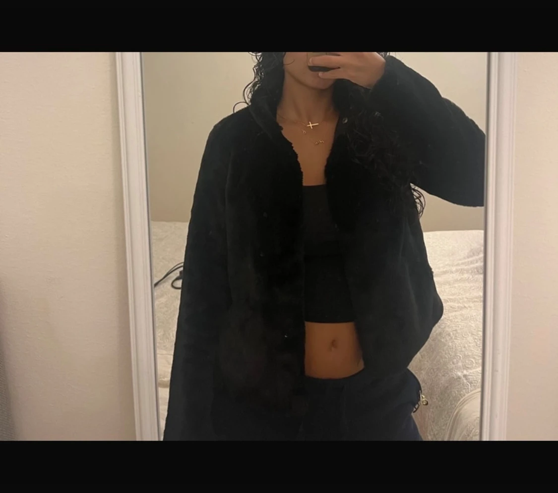 Svart pälsjacka med krage