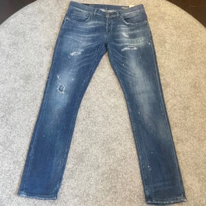 Dondup jeans - Säljer dessa dondup jeans som är i ett 9/10 skick! Inga skador och har en fin tvätt! Storlek 33! Kom med bud!
