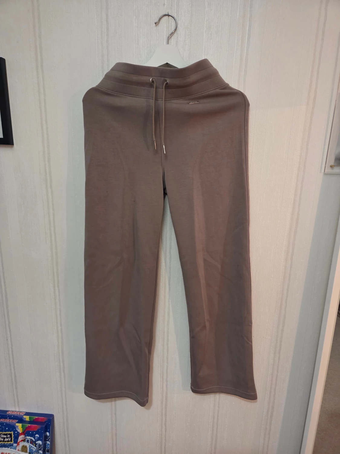 Beige mjukisbyxor från Stronger