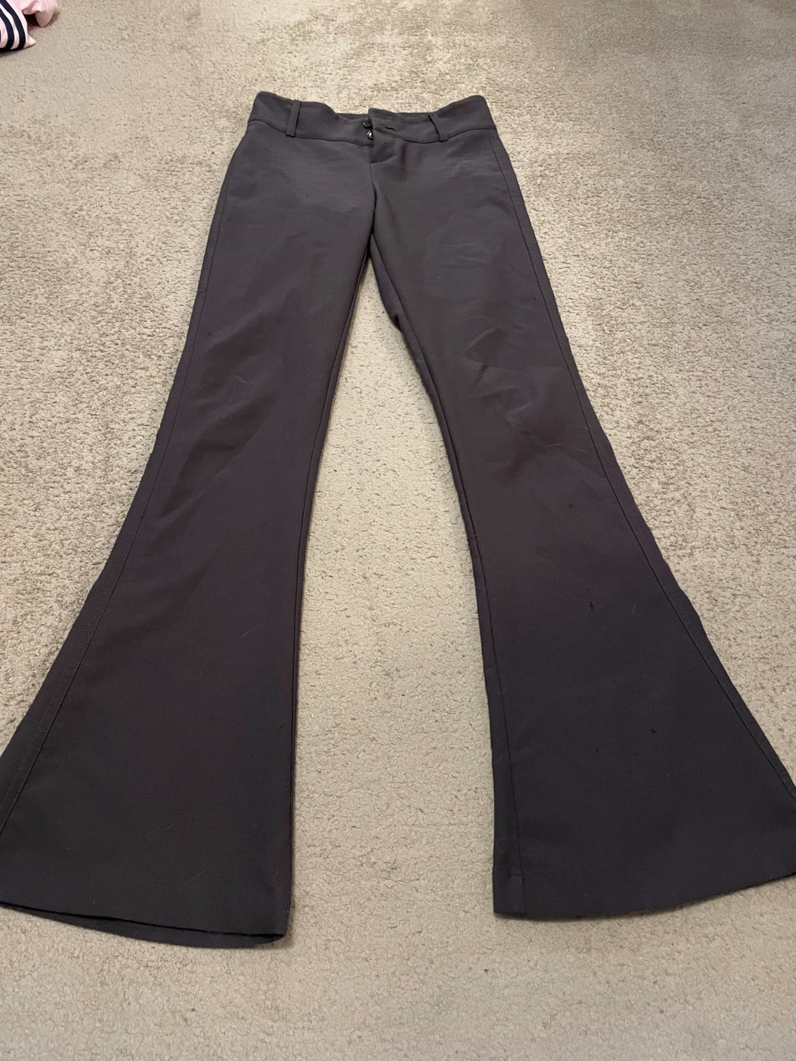 Utsvängda mörkgråa byxor