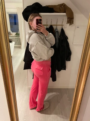 Rosa Juicy Couture mjukisbyxor  - Ett par välanvända Juicy Couture byxor som inte längre kommer till användning, finns tecken på användning💕 (sista 2 bilderna)