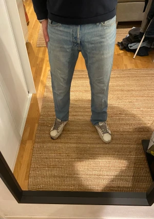 Blå jeans från Jack & Jones - Säljer ett par klassiska blå jeans från Jack & Jones med skön passform och normal midja. Jeansen  är tillverkade i slitstark bomullsdenim. Jeansen är sparsamt använda och är därför i mycket fint skick! Tveka inte om att höra av er om frågor!