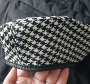 Mössa - Trendig mössa i svart och vitt, ny utan etiketten 