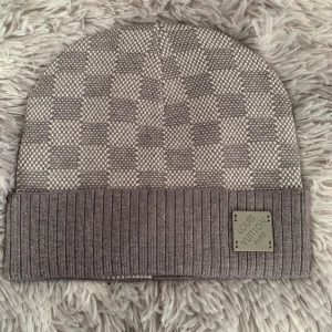 En skön och varm mössa  - Denna mössan är väldigt trendig, och det är mångas favorit för att denna mössan hjälper dig att va varm men stillig och fräsch samtidigt perfekt för vintern just nu , passa på innan den är såld!!!