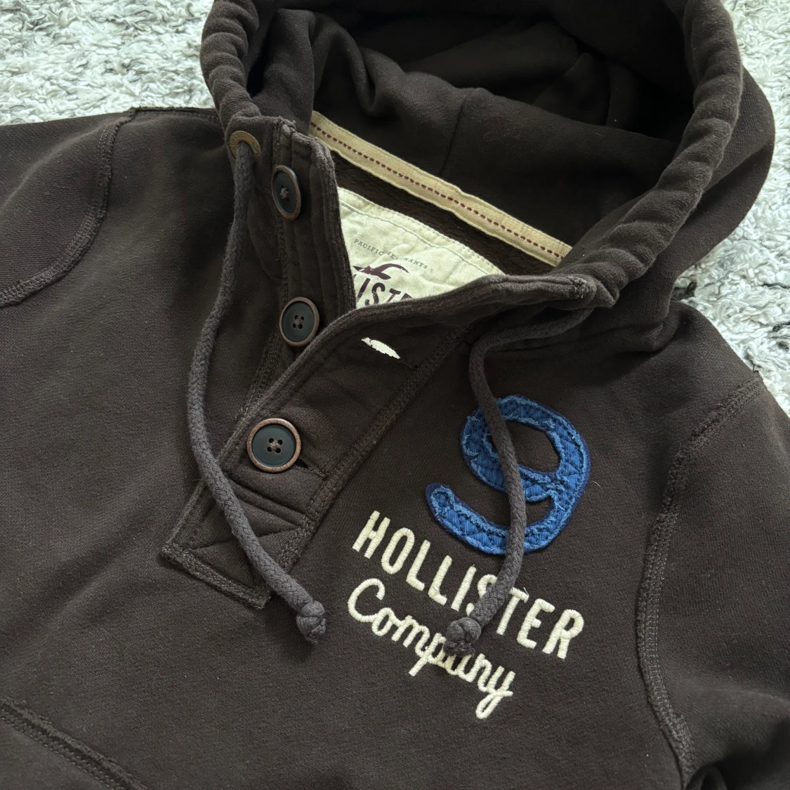 Brun hoodie från Hollister med brodyr - 1