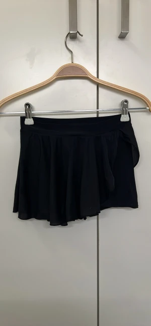 Konståknings kjol från Intermezzo - Säljer min konståknings kjol från Intermezzo, kjolen har en shorts liknande underdel under kjolen som jag verkligen gillar och är bekvämare. Nypris 410kr. Köpt på K-skate  Skulle ändå säga storlek XS/S   De ska vara diamanter i IM vid kjolen men de försvann när man tvättade kjolen💕