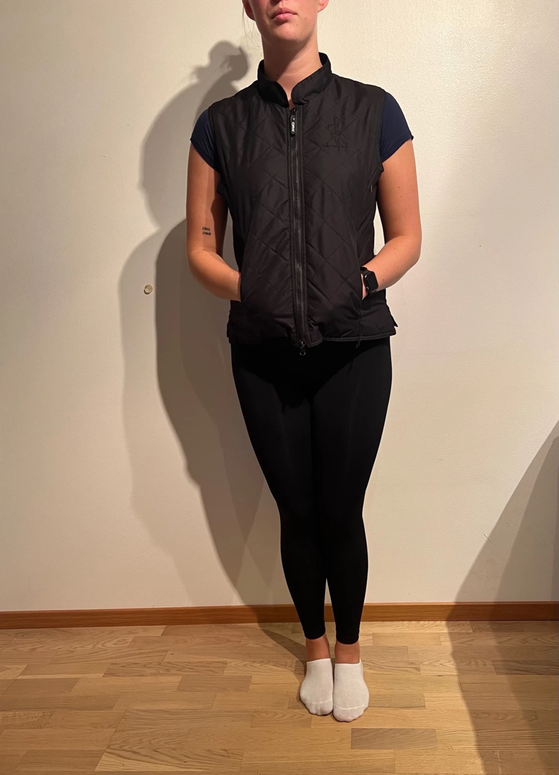 Svart, tunn väst,. CRW. OBS STORLEK