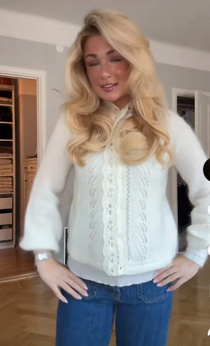 Vit stickad kofta med spetsdetaljer - Superfin vit stickad kofta, använd ca 2 gånger🤎