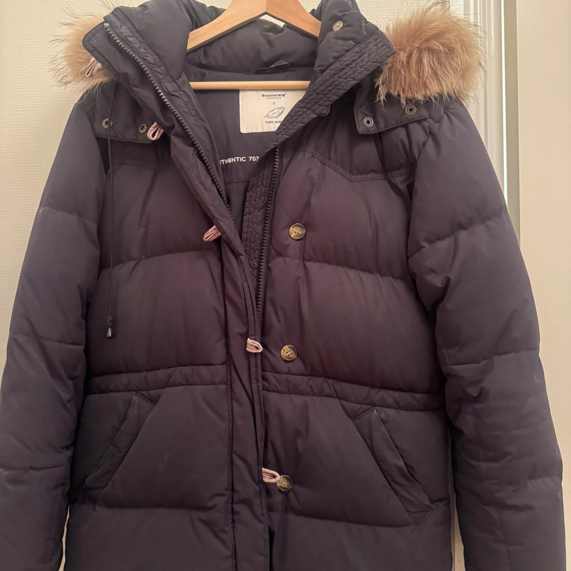 Svart dunjacka med fuskpäls från Boomerang