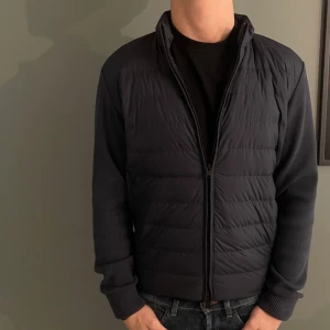 woolrich cardigan  - tja säljer denna sjukt goa woolrich jackan i nytt skick, använd två gånger nypris 4500 mitt pris endast 799 skriv om du har någon fråga 