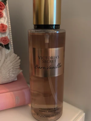 Victoria’s Secret Bare Vanilla 250ml  - Bare Vanilla fragrance mist 250ml från Victoria’s Secret✨Har enbart testat den men har många andra vanilj parfymer jag använt istället. Jättegod varm vanilj doft🍯Skickar samma dag/dagen efter🌸Ordinarie pris 250kr 