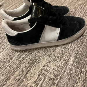 Valentino flycrews svarta - Svartvita sneakers från Valentino. Köpta på Plick förra sommaren, skorna är storlek 36 men passar 36,5-37 skulle jag säga. Ingen box kommer med skorna