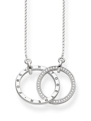 Silver Thomas Sabo halsband med två ringar - Snyggt silverhalsband från Thomas Sabo med två sammanlänkade ringar i silverfärg. Ena ringen är dekorerad med gnistrande stenar och den andra har texten 'Forever Together'. Kedjan är tunn och elegant, perfekt för att lyfta vilken outfit som helst. Aldrig använd, nypris: 1800 kronor