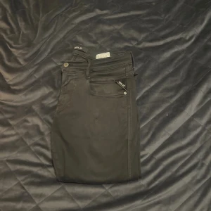 Replay anbass hyperflex - Säljer mina feta replay anbass hyperflex. Inköpta på nk julen 2024 för 1699kr. Skicka 9/10 ingen skada eller fula märken på jeansen. Bara att skriva vid minsta fundering. OBSERVERA‼️⛔️⚠️De är mindre i höften vet ej varför (jag har 32 men de e 29,)PM Closet