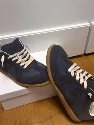 Maison margiela 43 - Ett par fina maison margielas. De är i storlek 43 och passar bra, skick är 8/10 lite små skador men mest creased. Haft de mer än ett år annars är de bra och kommer med lådan och kvitto (ÄKTHETSBEVIS). Skriv om du har någon fundering✅👌 