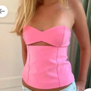 Rosa axelbandslös topp - Snygg rosa axelbandslös topp med en stilren design. Perfekt för en somrig look. Toppen har en figurnära passform och en modern stil. Är i storlek L men sitter som en m/s❤️❤️