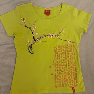 Miss Sixty topp med coolt tryck - Cool grön tshirt med motiv från Miss Sixty✨Passar storlek s/m, inga defekter förekommer. Sista bilden visar mest exakt hur färgen ser ut🪽  Skickar samma dag/dagen efter 💞