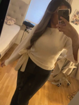 Vit stickad tröja med knyt  - Vit stickad tröja med knyt och vida armar från ginatricot passar s-m