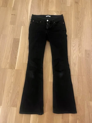 Svarta bootcut jeans från Gina Tricot  - Säljer ett par svarta bootcut jeans från Perfect Jeans i storlek 36. Jeansen har klassisk femficksdesign, dragkedja och knapp framtill samt utsvängda ben. Materialet är mjukt och stretchigt jeans-tyg som sitter snyggt på kroppen. Pris går att diskuteras💗