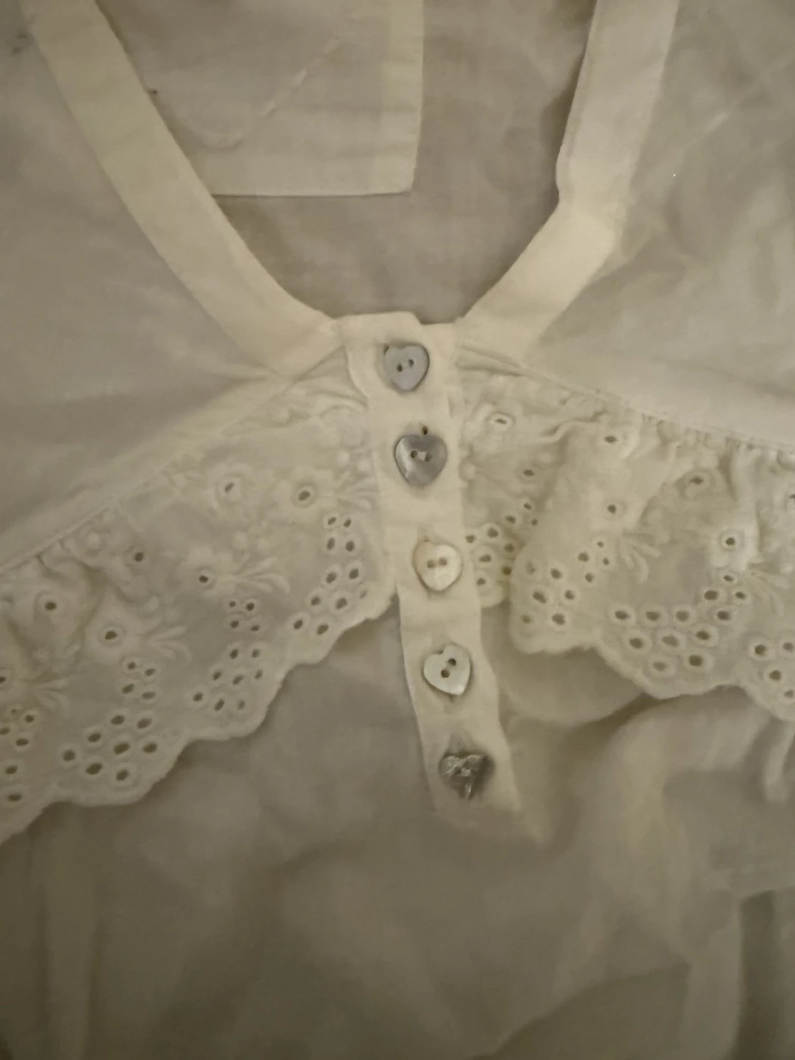 Vit spetsdetaljerad linnetopp by Ti Mo - 1