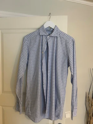Rutig skjorta från Eton, slim fit - Säljer nu två klassiska och fina skjortor från ETON både är i otroligt skick använda Max två gånger vardera och säljer de då jag rensat min gaderob. De är i storlek M och stilen slim fit och kan antingen köpas var för sig eller i en bundle för ett lite billigare pris.
